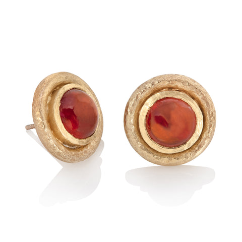 Yellow gold stud earrings set with round hessonite cabochon, in hammered texture border