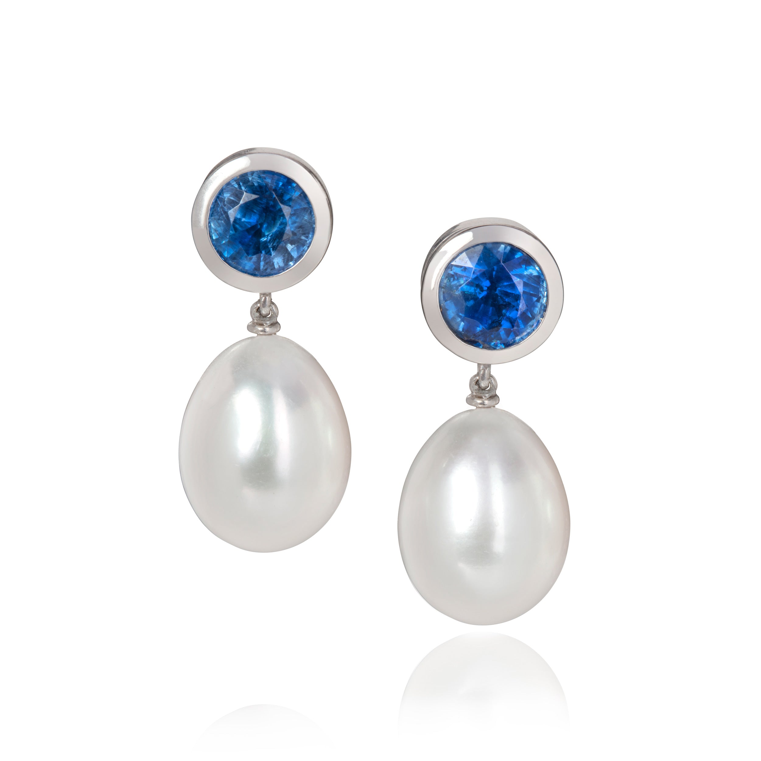 Drop earrings with tanzanite studs set in white gold, with pearl drops