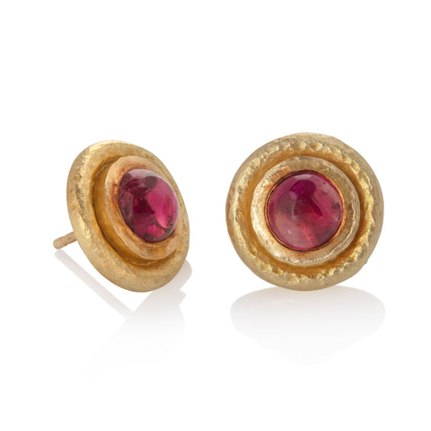 Pink tourmaline round cabochons set in yellow gold double rim, with hammered texture finish